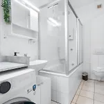 Appartamento Tolles Design, Hochwertig, Vollausstattung, 3 Zimmer, Grosses Bad & Gaeste-wc, Grosse Kueche, 3 X Smart Tv, 11 Min Zum Hbf *