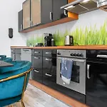Tolles Design, Hochwertig, Vollausstattung, 3 Zimmer, Grosses Bad & Gaeste-wc, Grosse Kueche, 3 X Smart Tv, 11 Min Zum Hbf דירה