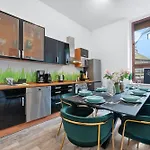 Tolles Design, Hochwertig, Vollausstattung, 3 Zimmer, Grosses Bad & Gaeste-wc, Grosse Kueche, 3 X Smart Tv, 11 Min Zum Hbf דירה דיסבורג