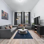 Tolles Design, Hochwertig, Vollausstattung, 3 Zimmer, Grosses Bad & Gaeste-wc, Grosse Kueche, 3 X Smart Tv, 11 Min Zum Hbf דירה דיסבורג