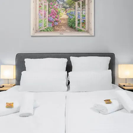 Tolles Design, Hochwertig, Vollausstattung, 3 Zimmer, Grosses Bad & Gaeste-wc, Grosse Kueche, 3 X Smart Tv, 11 Min Zum Hbf * Дуйсбург