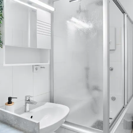 Tolles Design, Hochwertig, Vollausstattung, 3 Zimmer, Großes Bad&gäste-wc, Große Küche, 3 X Smart Tv, 11 Min Zum Hbf *