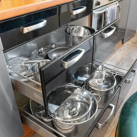 Tolles Design, Hochwertig, Vollausstattung, 3 Zimmer, Grosses Bad & Gaeste-wc, Grosse Kueche, 3 X Smart Tv, 11 Min Zum Hbf Дуйсбург