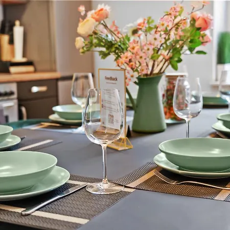 Apartamento Tolles Design, Hochwertig, Vollausstattung, 3 Zimmer, Großes Bad&gäste-wc, Große Küche, 3 X Smart Tv, 11 Min Zum Hbf *