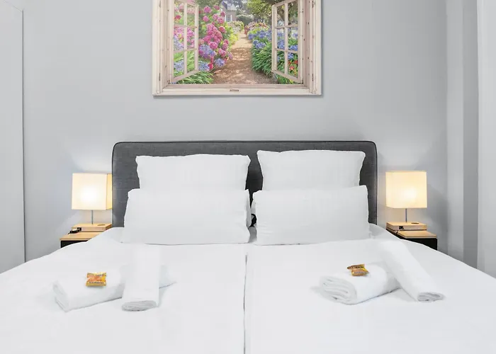 Tolles Design, Hochwertig, Vollausstattung, 3 Zimmer, Grosses Bad & Gaeste-wc, Grosse Kueche, 3 X Smart Tv, 11 Min Zum Hbf * Duisburgo