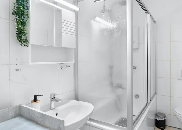 Tolles Design, Hochwertig, Vollausstattung, 3 Zimmer, Grosses Bad & Gaeste-wc, Grosse Kueche, 3 X Smart Tv, 11 Min Zum Hbf *