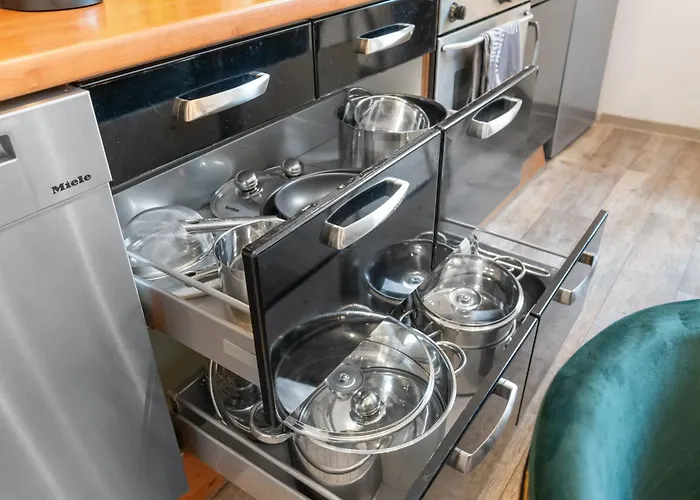 Tolles Design, Hochwertig, Vollausstattung, 3 Zimmer, Grosses Bad & Gaeste-wc, Grosse Kueche, 3 X Smart Tv, 11 Min Zum Hbf Duisburgo